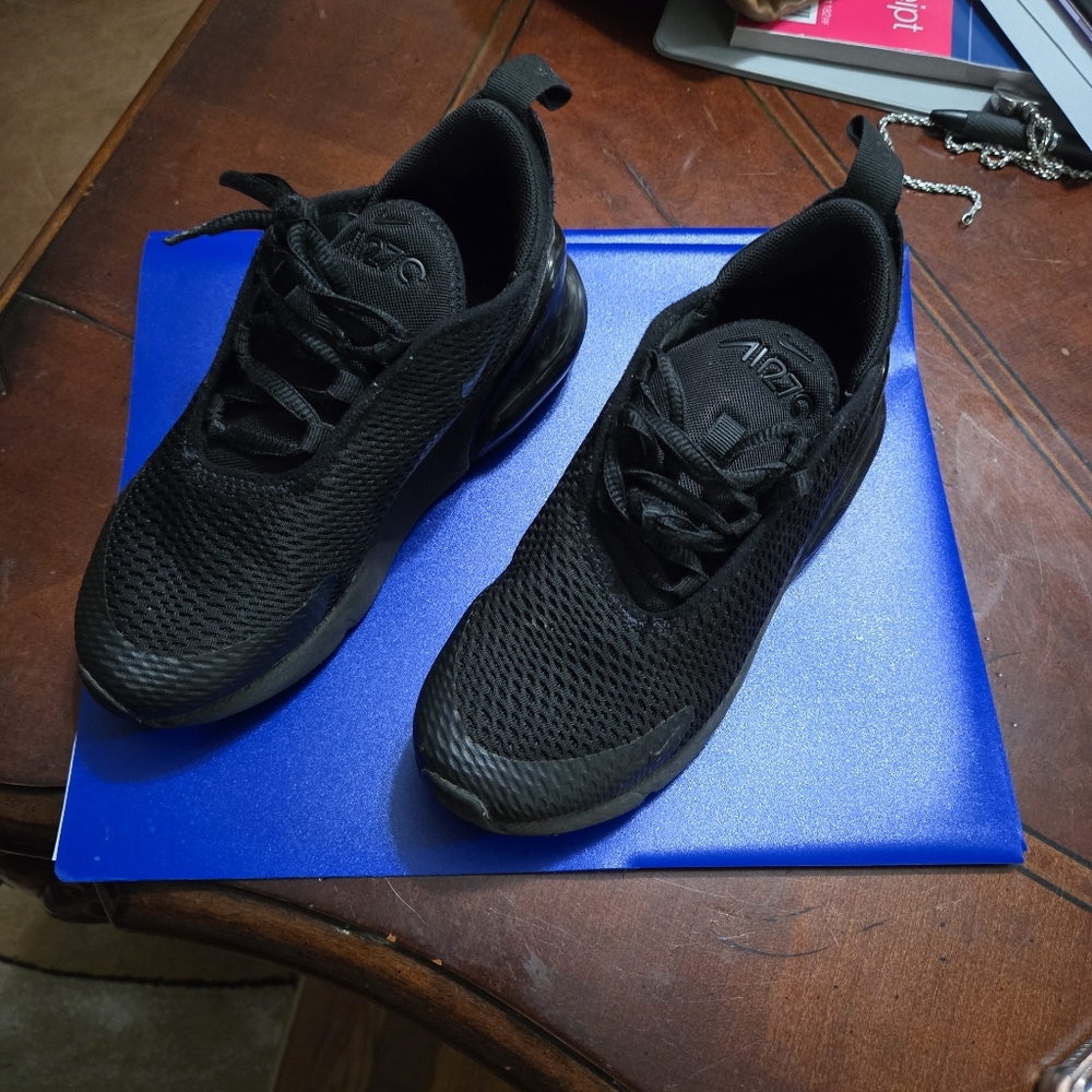 Nike Air 270 kid’s black size13 in great condition